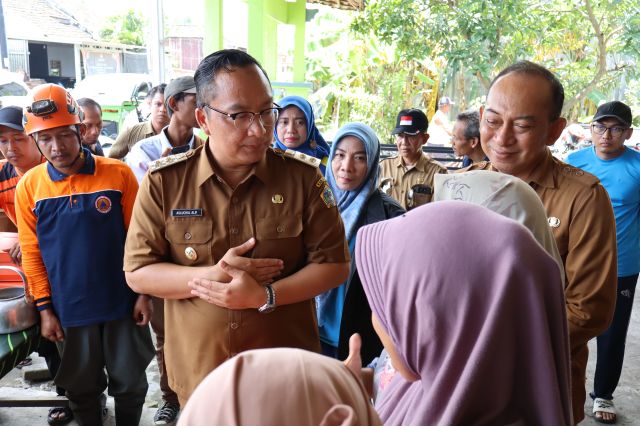RESPON TAGANA DINAS SOSIAL KABUPATEN GRESIK TERHADAP BANJIR DI LIMA WILAYAH KABUPATEN GRESIK
